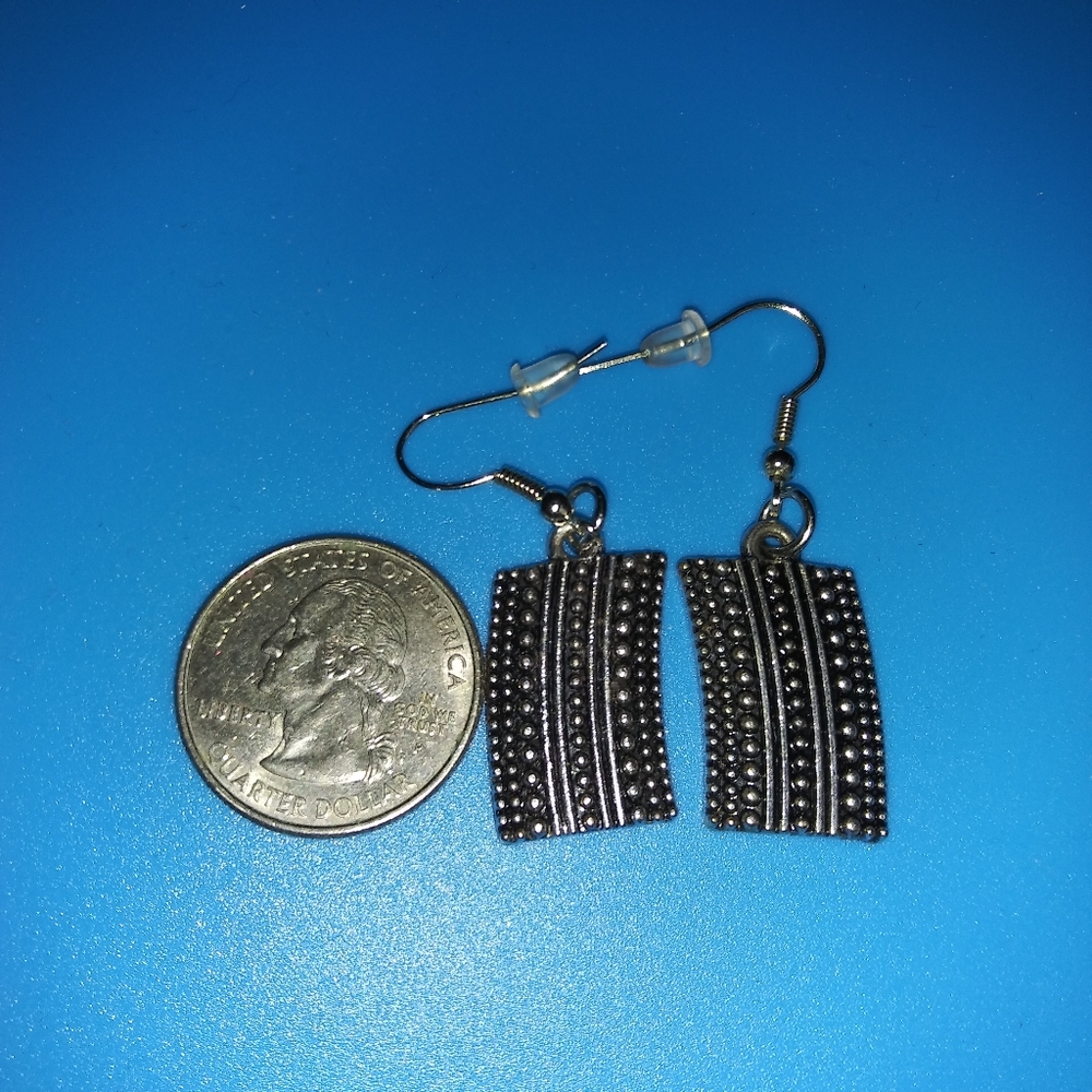 Pewter/silvertone earrings - Picture 1 of 2